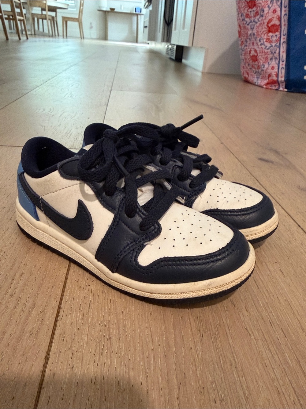 Nike Kids White and Navy Low-Top Sneakers